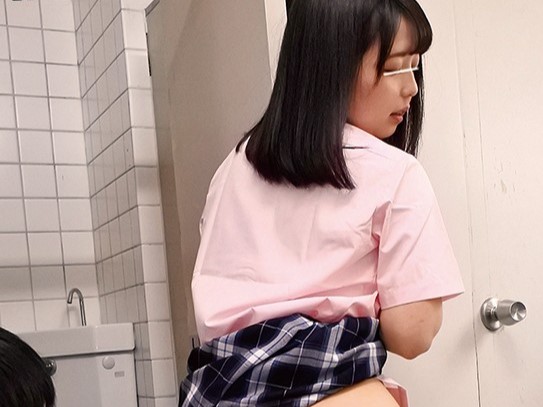 【美少女×学校】可愛い学生と学校のトイレでエッチな事をするｗテクニックが最高過ぎて我慢出来ない！